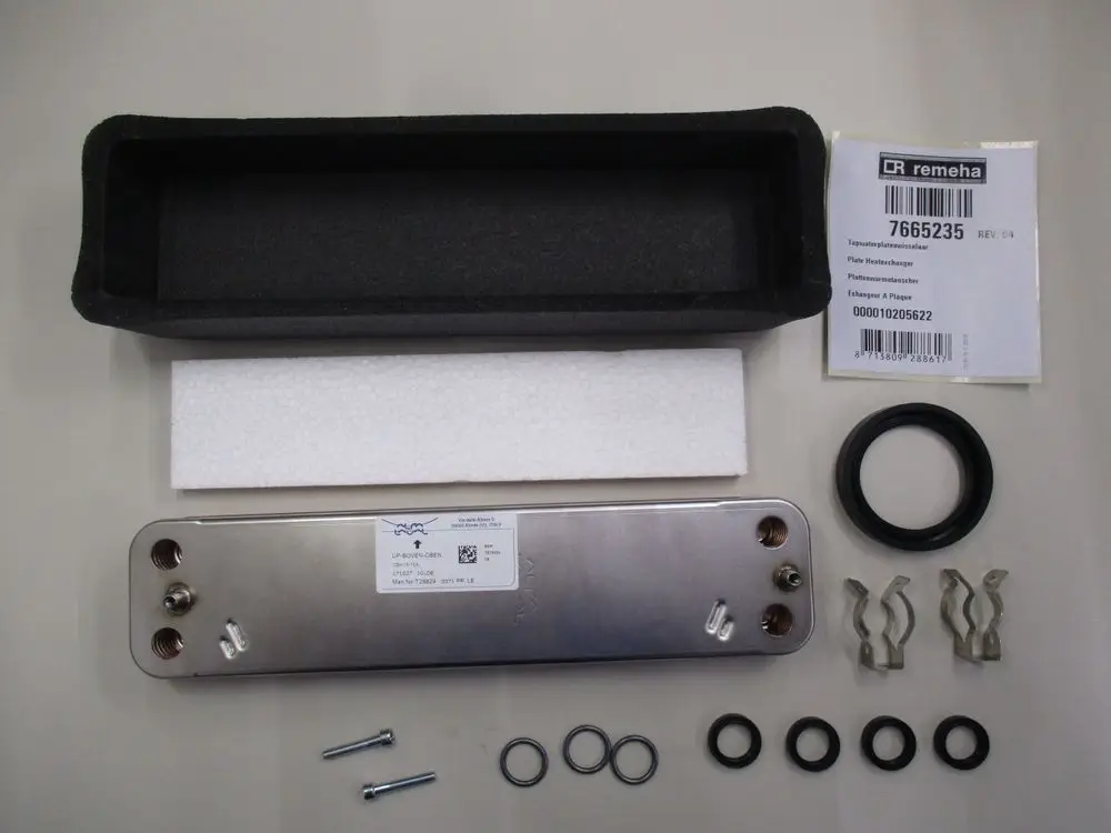 Remeha Plattenwärmetauscher mit Anschlussmöglichkeiten, Dichtungen, Schrauben und Verpackung auf neutralem Hintergrund.